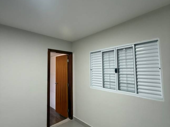 Corredor com janelas e portas