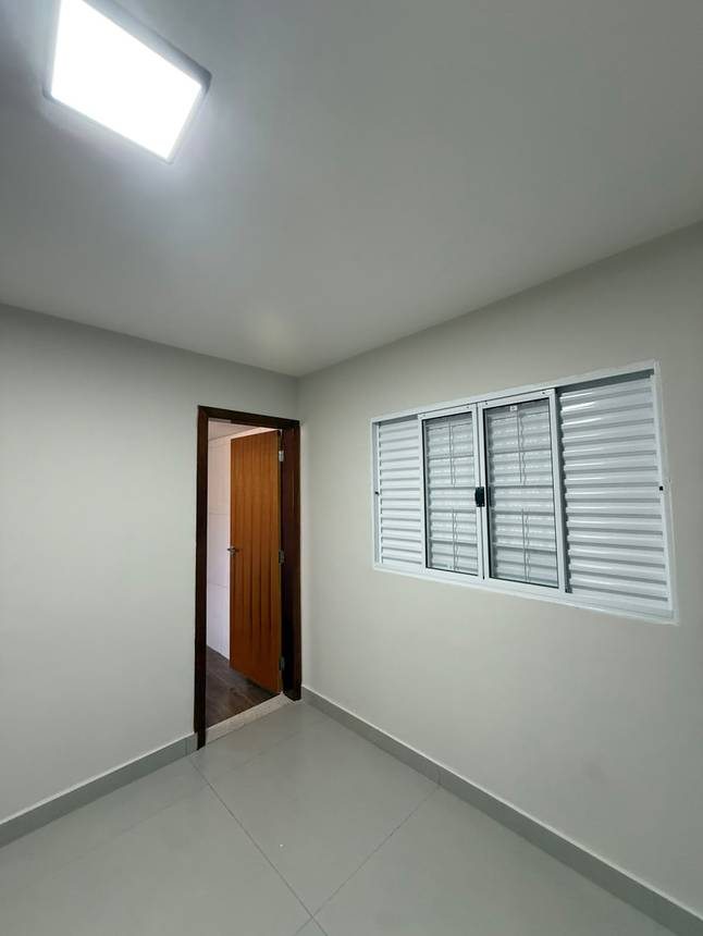 Corredor com janelas e portas