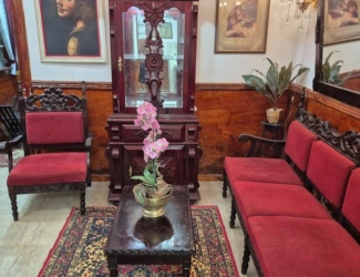 Sala de estar com sofá e mesa, além de iluminação embutida