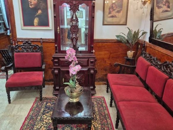 Sala de estar com sofá e mesa, além de iluminação embutida