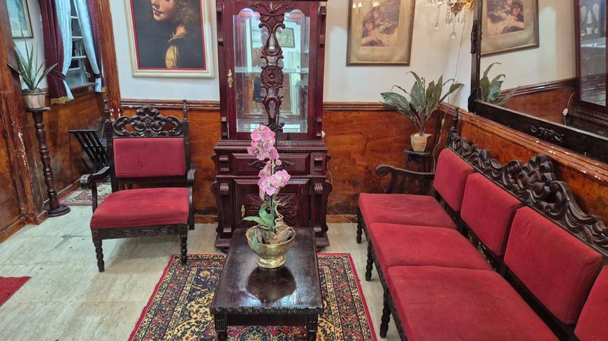 Sala de estar com sofá e mesa, além de iluminação embutida