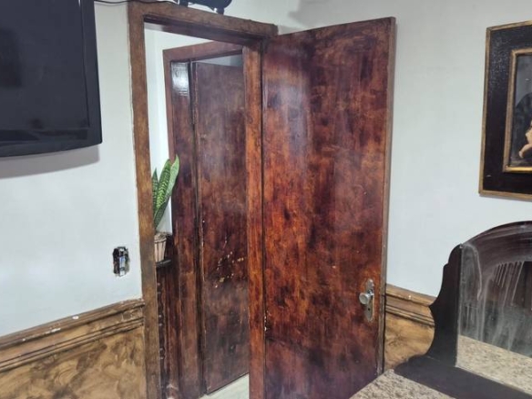 Ambiente interno com portas e televisão