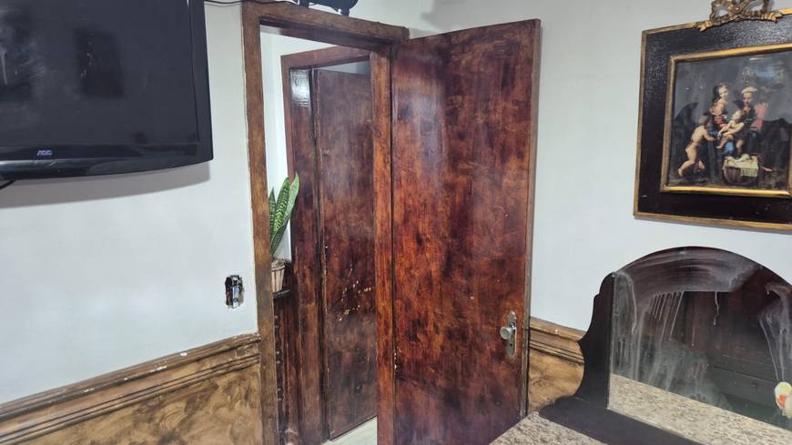 Ambiente interno com portas e televisão