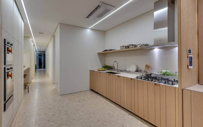 Cozinha, além de iluminação embutida