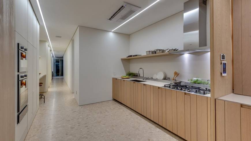 Cozinha, além de iluminação embutida