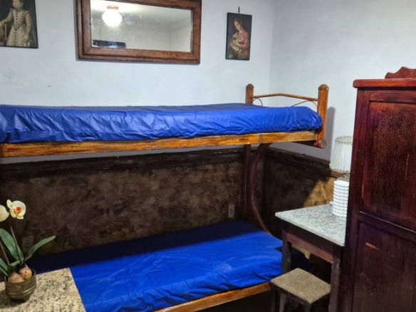 Quarto com cama, armário e espelho, além de iluminação embutida