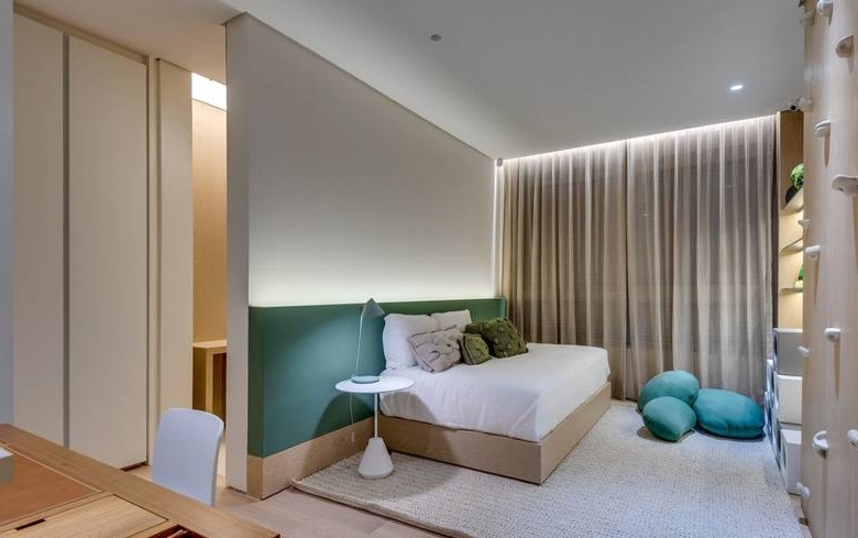 Quarto com cama, armário e tapete