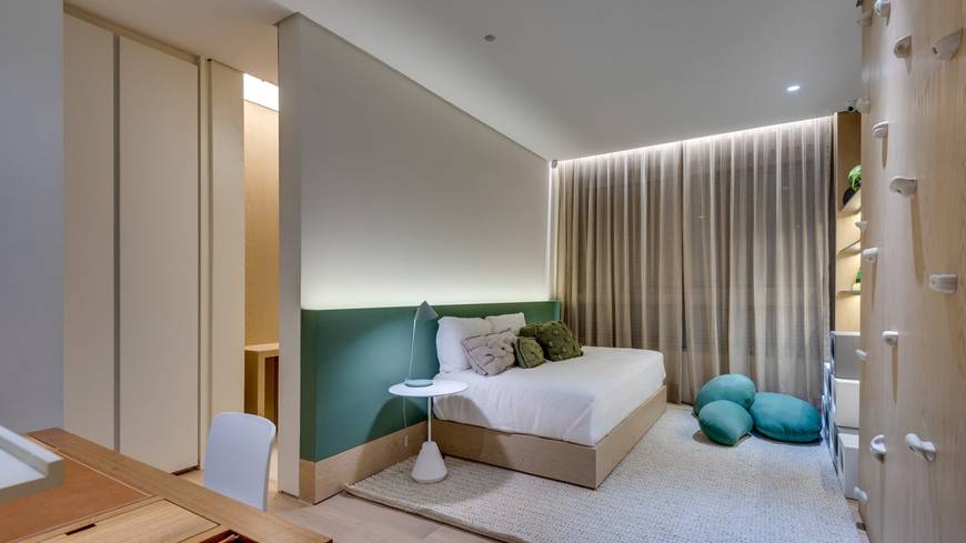 Quarto com cama, armário e tapete