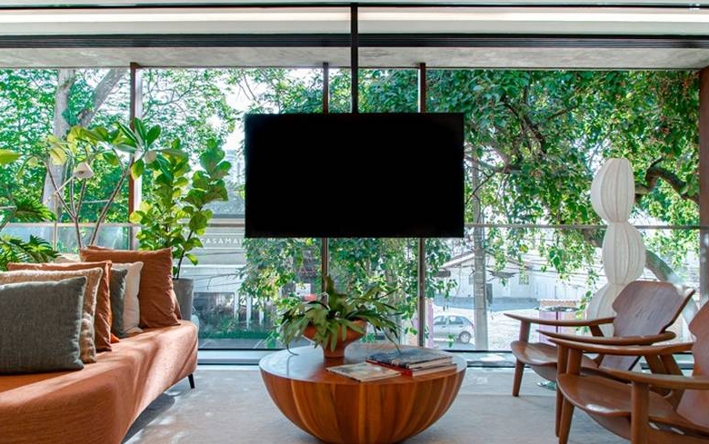 Sala de estar com painel de televisão e luminária