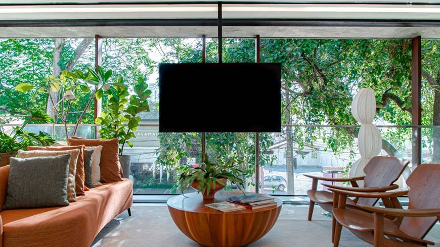 Sala de estar com painel de televisão e luminária