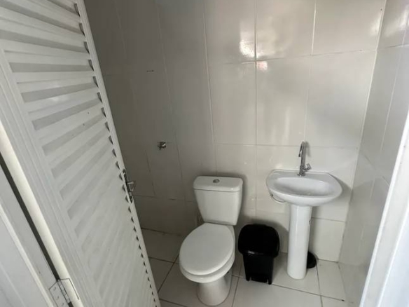 Banheiro com lavatório no Casa com ponto comercial no Parque Amazônia