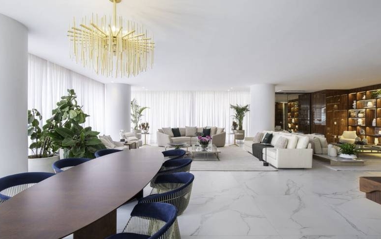 Sala de estar com mesa, cadeiras e luminária
