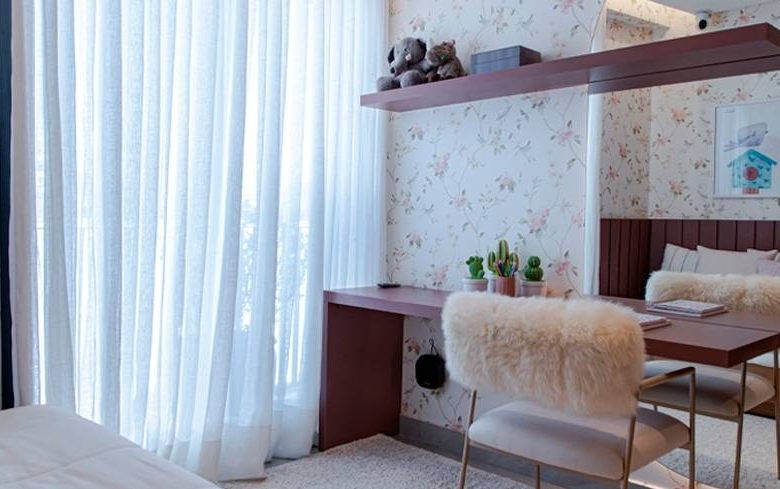 Ambiente interno com cama e mesa de jantar no Sagô Marista by Hans Donner