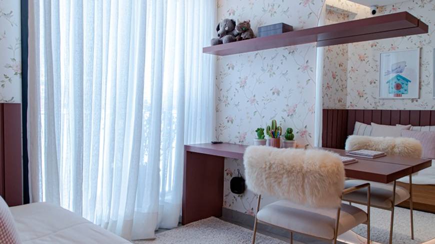 Ambiente interno com cama e mesa de jantar no Sagô Marista by Hans Donner