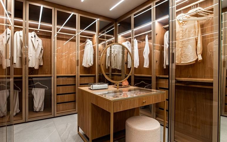 Closet com prateleiras