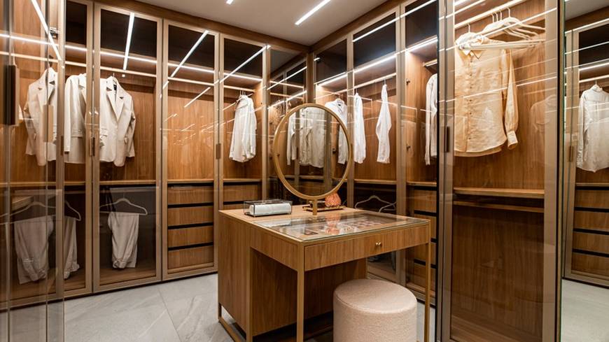 Closet com prateleiras