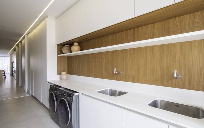 Cozinha com pia, além de iluminação embutida no Epic City Home