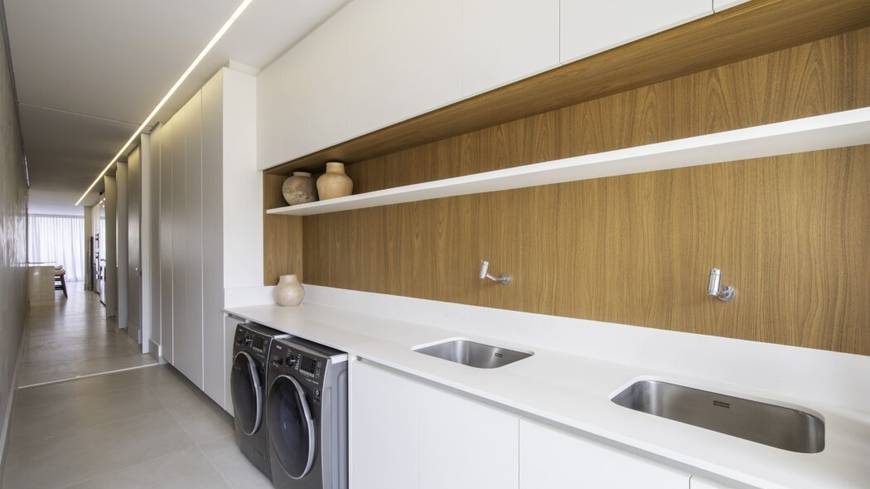 Cozinha com pia, além de iluminação embutida no Epic City Home