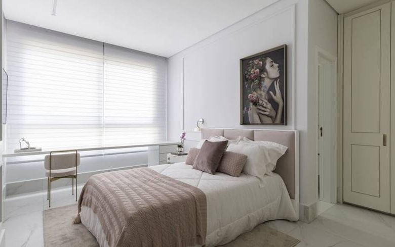 Quarto com cama, armário e janelas
