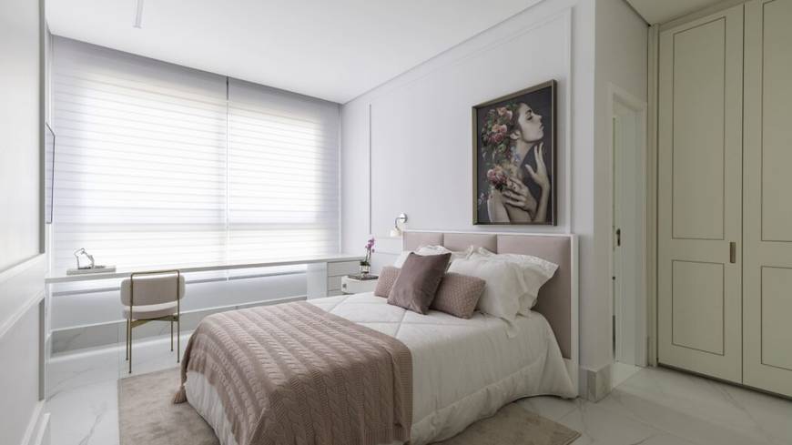 Quarto com cama, armário e janelas