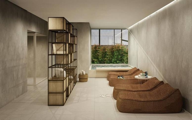 Sala de estar com sofá e mesa, além de iluminação embutida e revestimento claro no Epic City Home