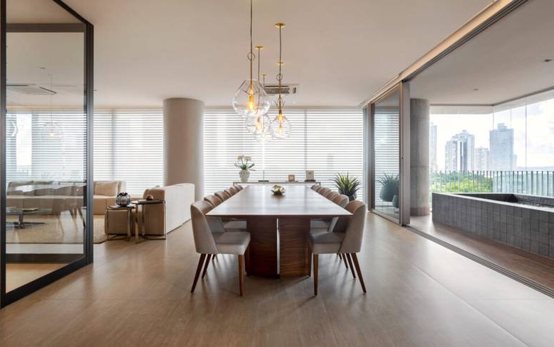 Sala de estar com mesa de centro, cadeiras e luminária