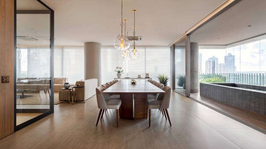 Sala de estar com mesa de centro, cadeiras e luminária