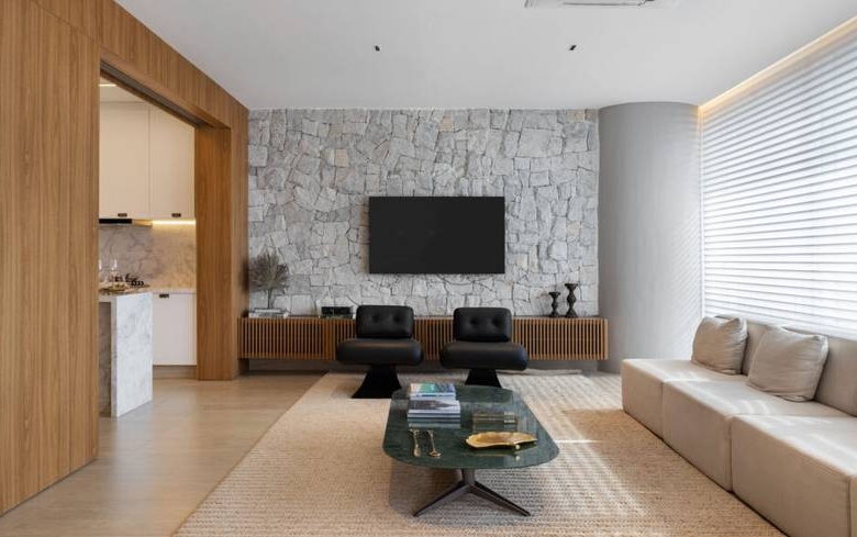 Sala de estar com sofá, televisão e tapete