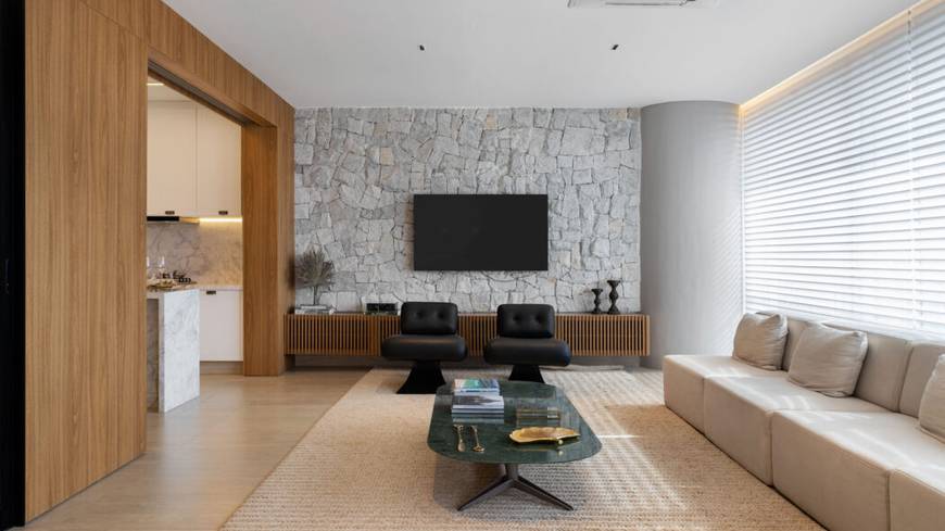 Sala de estar com sofá, televisão e tapete