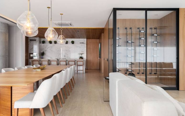 Sala de estar com mesa, cadeiras e luminária no Epic City Home