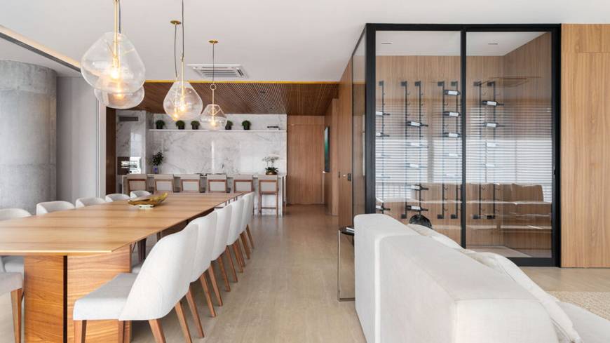 Sala de estar com mesa, cadeiras e luminária no Epic City Home