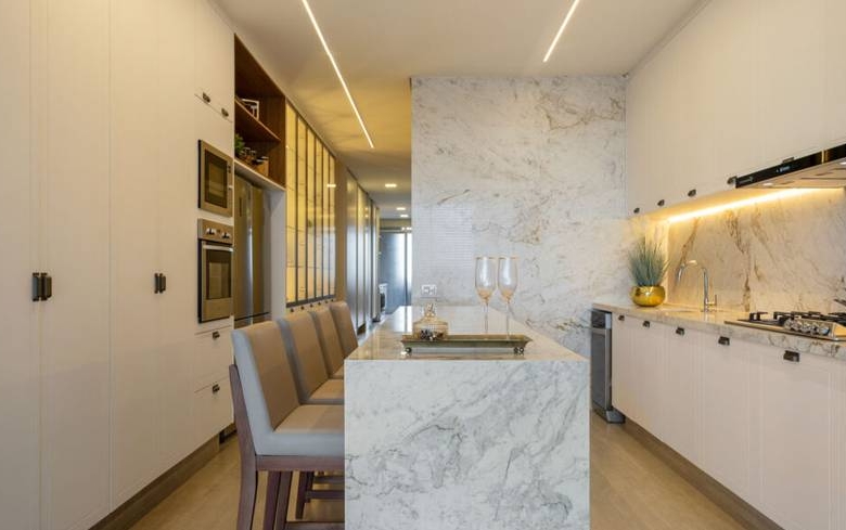 Sala de estar com mesa e cadeiras, além de iluminação embutida