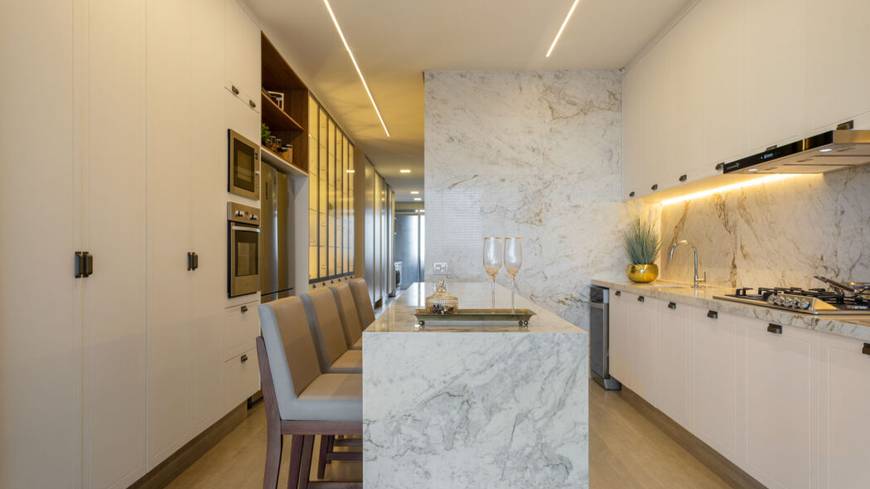 Sala de estar com mesa e cadeiras, além de iluminação embutida