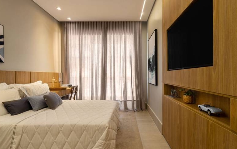 Quarto com cama e armário