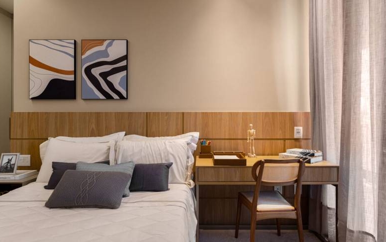 Quarto com cama, armário e tapete