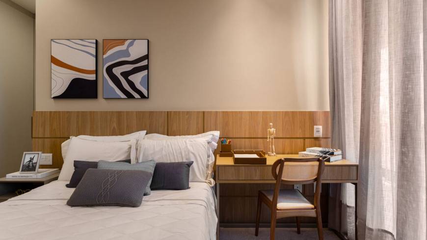 Quarto com cama, armário e tapete