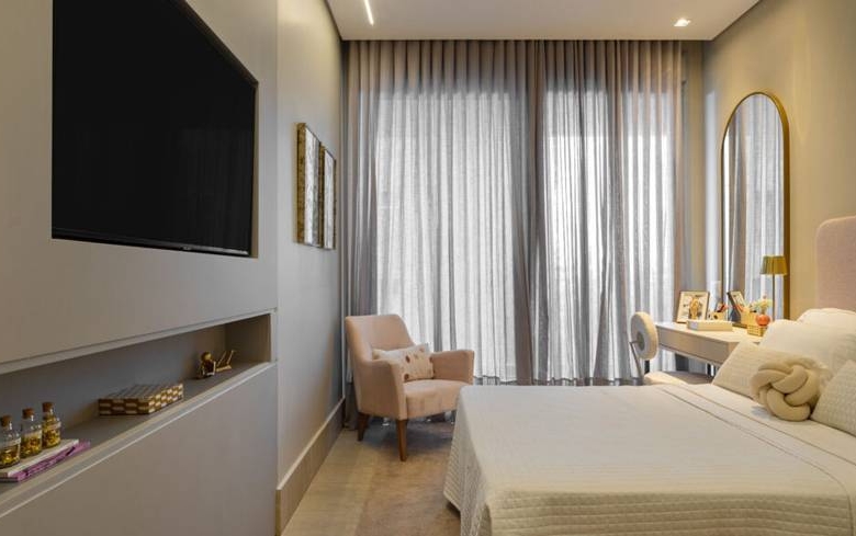 Quarto com cama e armário no Epic City Home