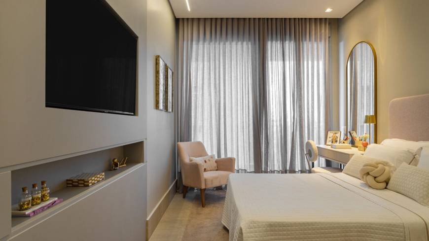Quarto com cama e armário no Epic City Home