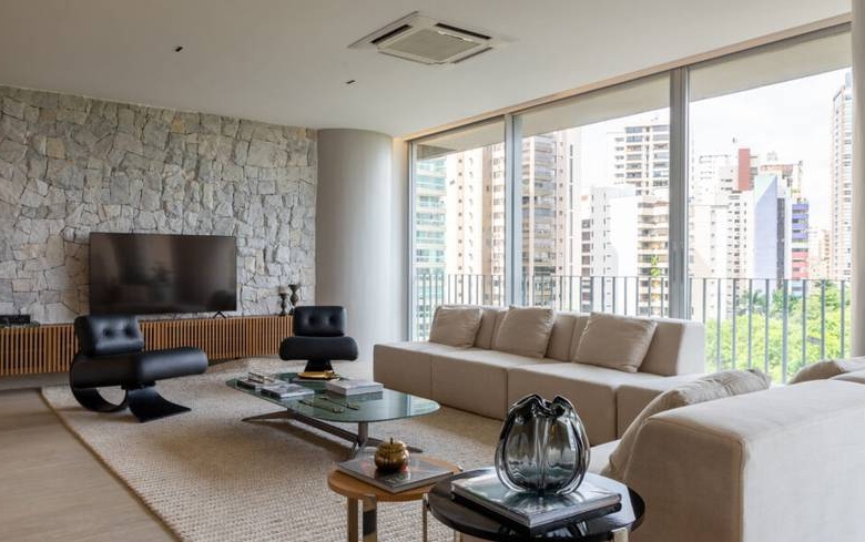 Sala de estar com sofá no Epic City Home