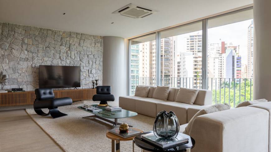 Sala de estar com sofá no Epic City Home