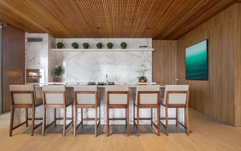 Sala de estar com mesa e cadeiras, além de iluminação embutida