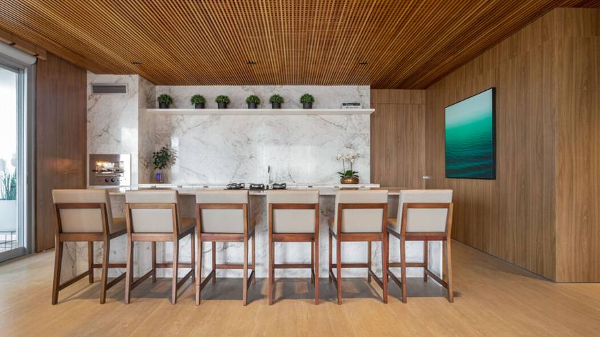 Sala de estar com mesa e cadeiras, além de iluminação embutida