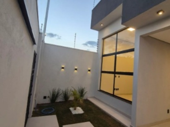 Quarto amplo com janela, piso claro e iluminação moderna no teto em casa no bairro Alto Umuarama, Uberlândia, Minas Gerais.