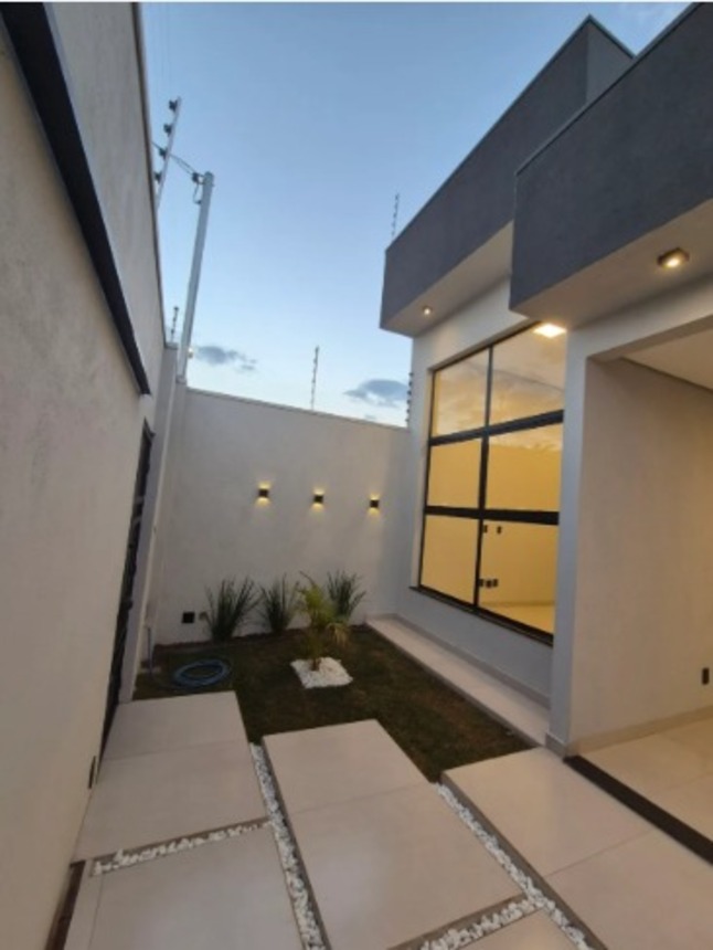 Quarto amplo com janela, piso claro e iluminação moderna no teto em casa no bairro Alto Umuarama, Uberlândia, Minas Gerais.
