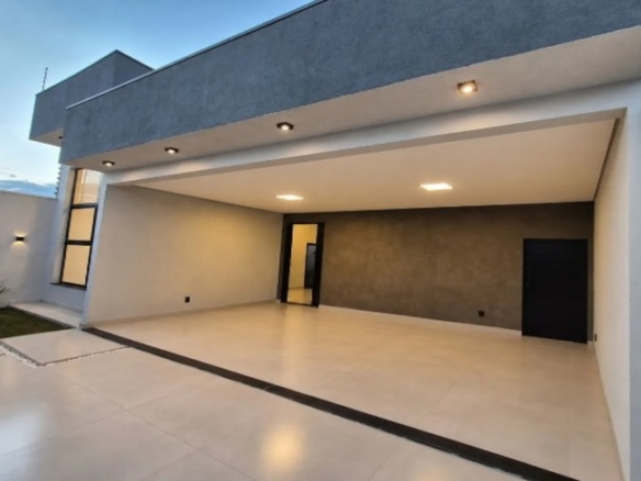 Fachada de casa moderna com garagem coberta à venda no bairro Alto Umuarama, em Uberlândia, Minas Gerais.