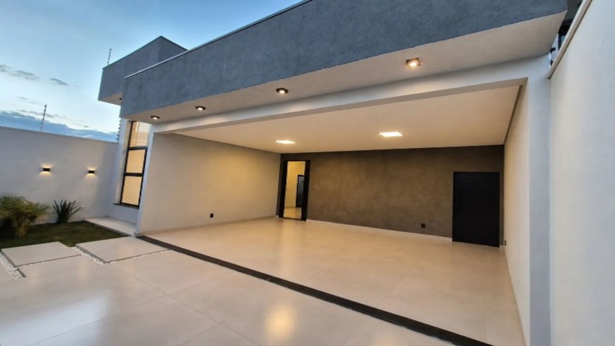 Fachada de casa moderna com garagem coberta à venda no bairro Alto Umuarama, em Uberlândia, Minas Gerais.