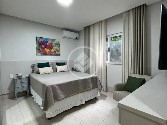 Ambiente interno com cama e teto rebaixado, além de iluminação embutida no Alphaville Araguaia