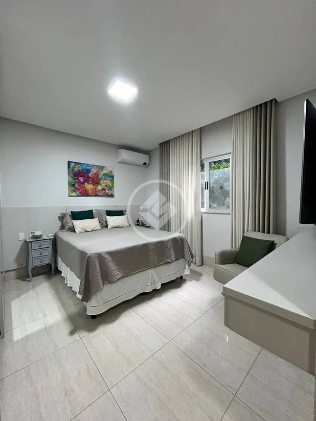 Ambiente interno com cama e teto rebaixado, além de iluminação embutida no Alphaville Araguaia