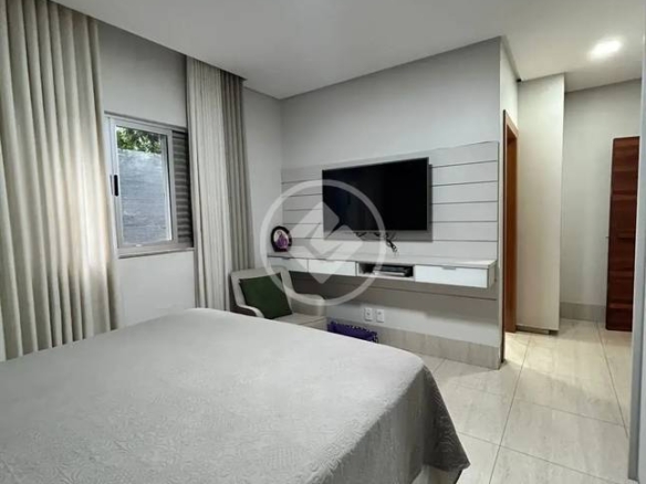 Sala de estar com painel de televisão, luminária e tapete