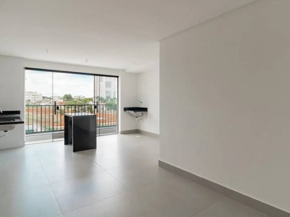 Sala de estar com piso, luminária e janelas